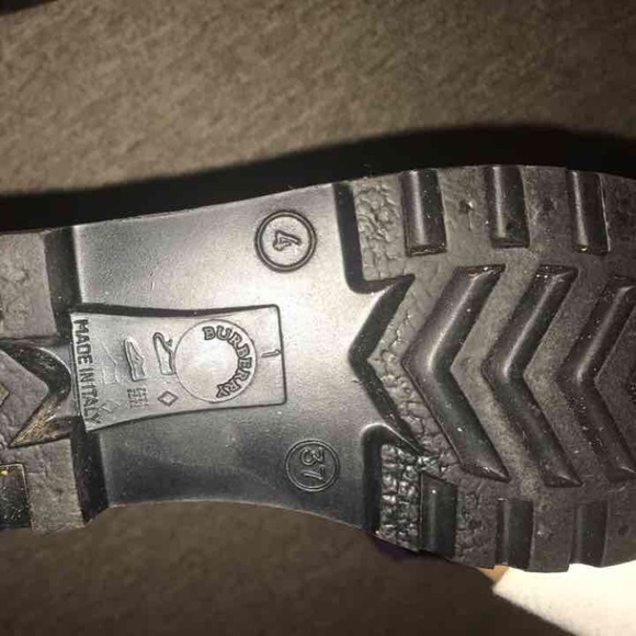 Authentic classic burberry rain boots - Picture 3 of 5